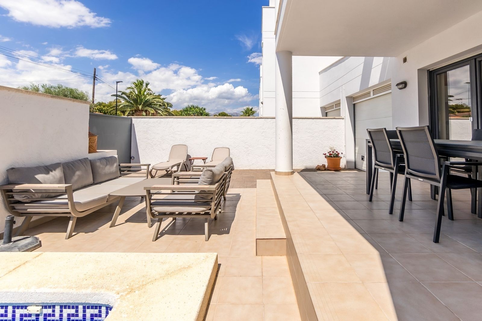 Denne boligen ligger på en sydvestvendt hjørnetomt i en stille blindvei Galleribilde