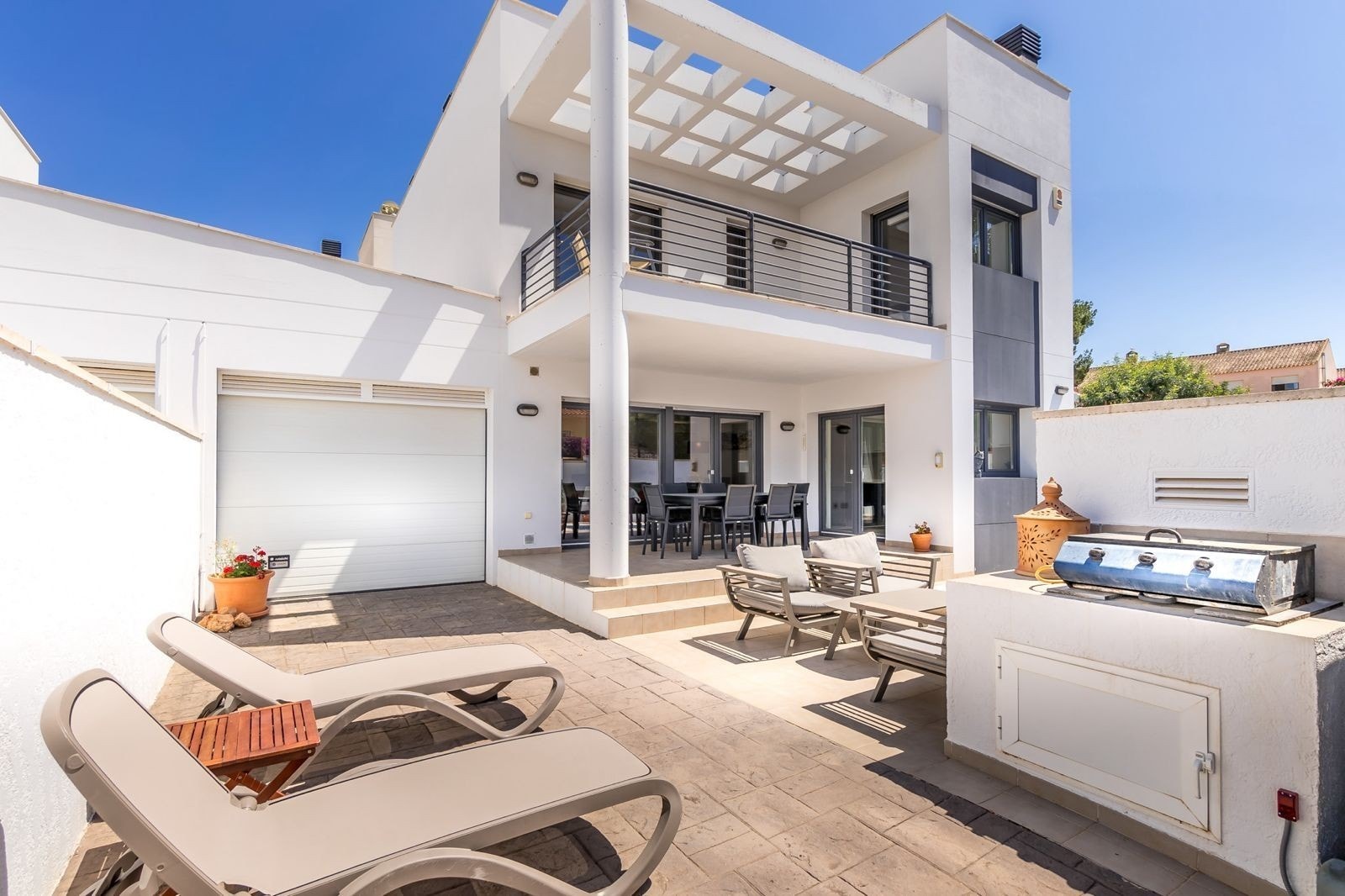 Nyere bolig med gangavstand til "alt" Galleribilde