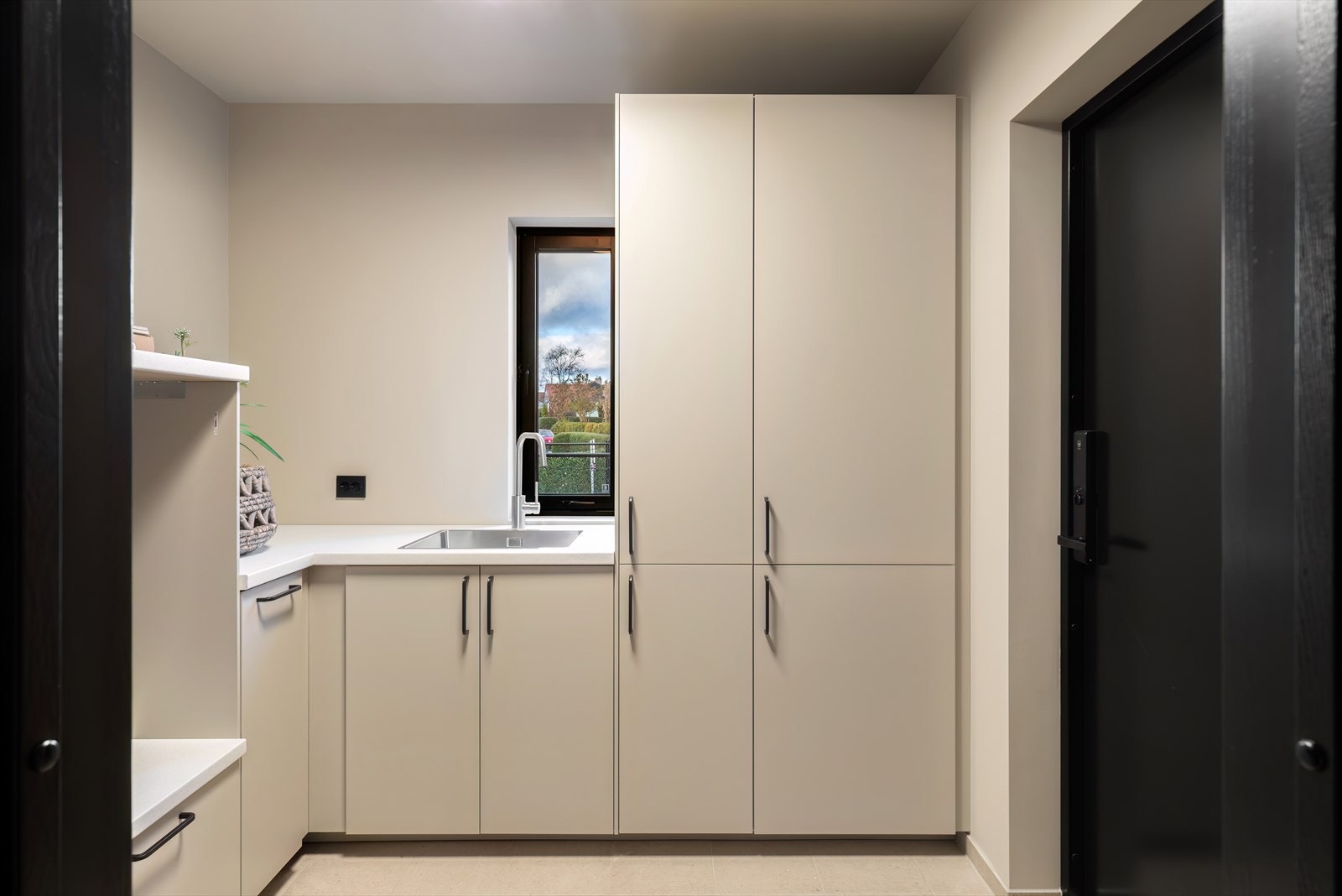 Praktisk bi-inngang og vaskerom Galleribilde