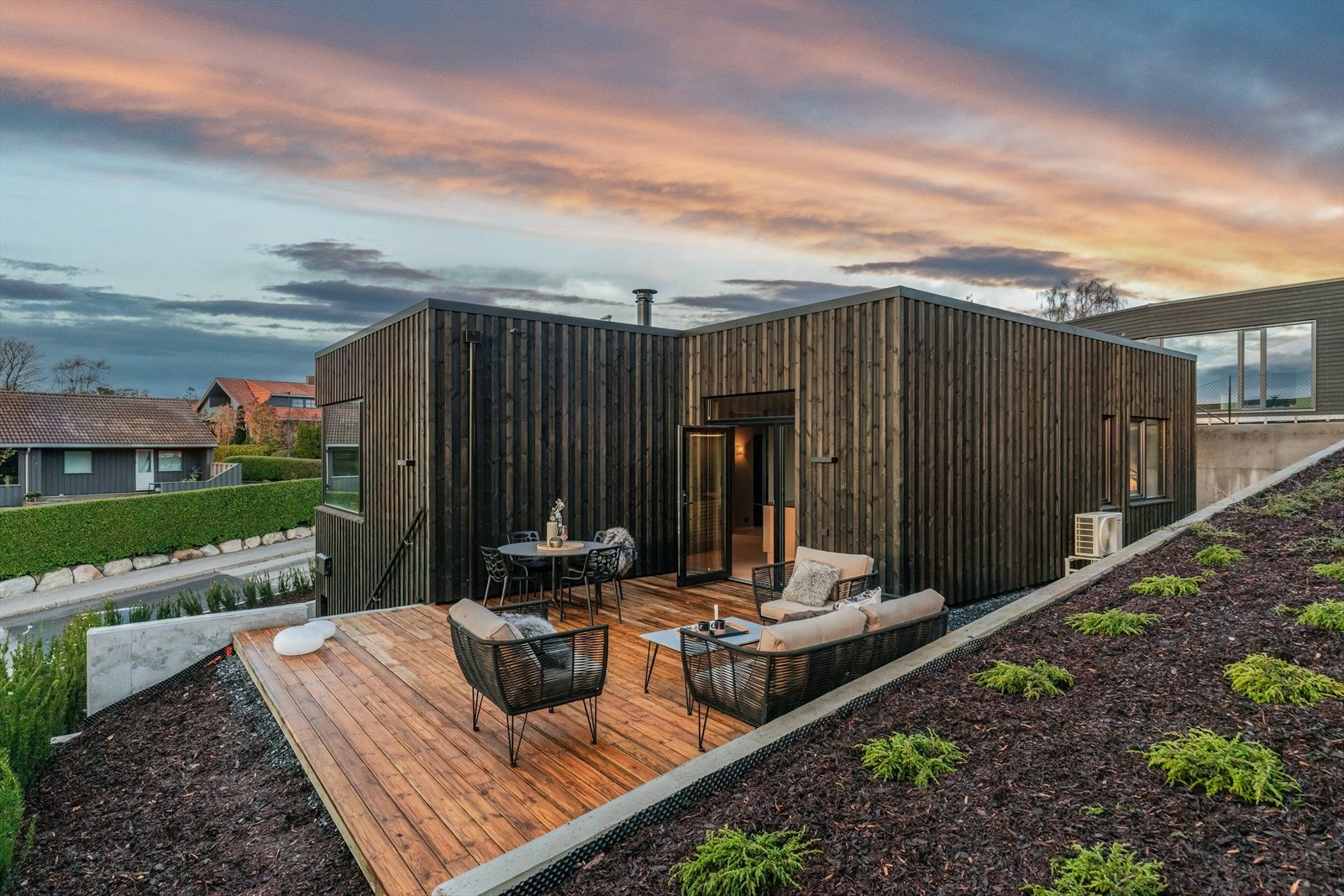 Tomten er pent opparbeidet og beplantet, flere soner utendørs. Galleribilde