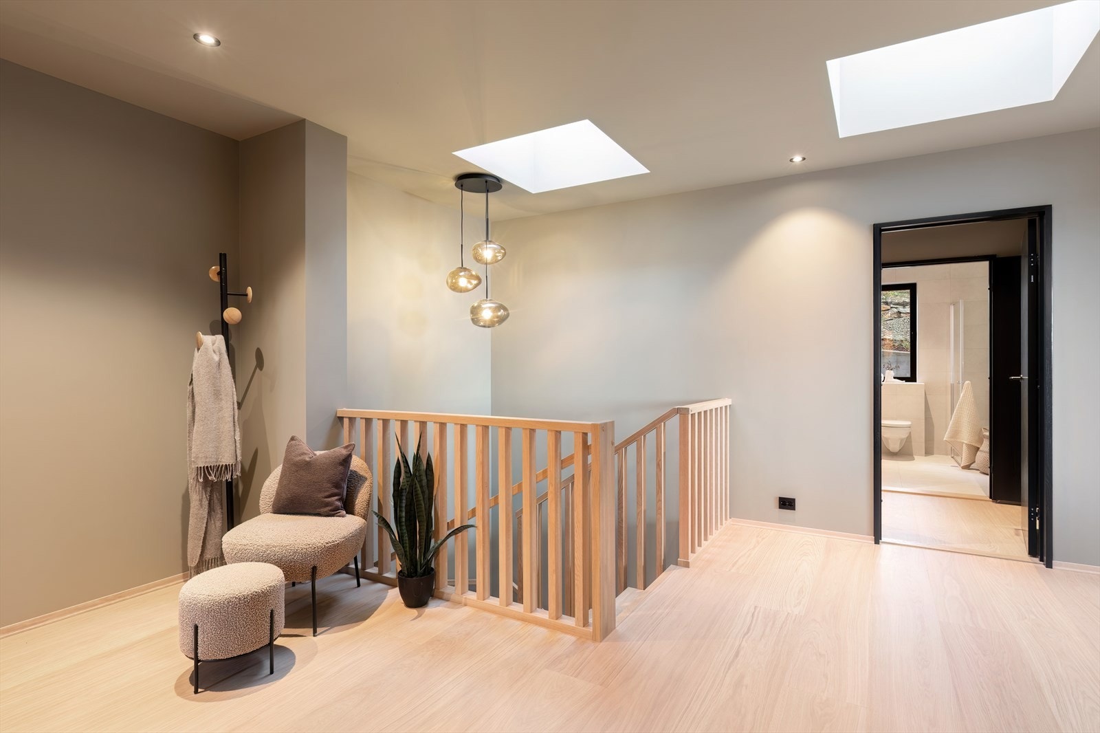 Naturlig lys gir en fantastisk følelse når man kommer inn i boligens entrè Galleribilde