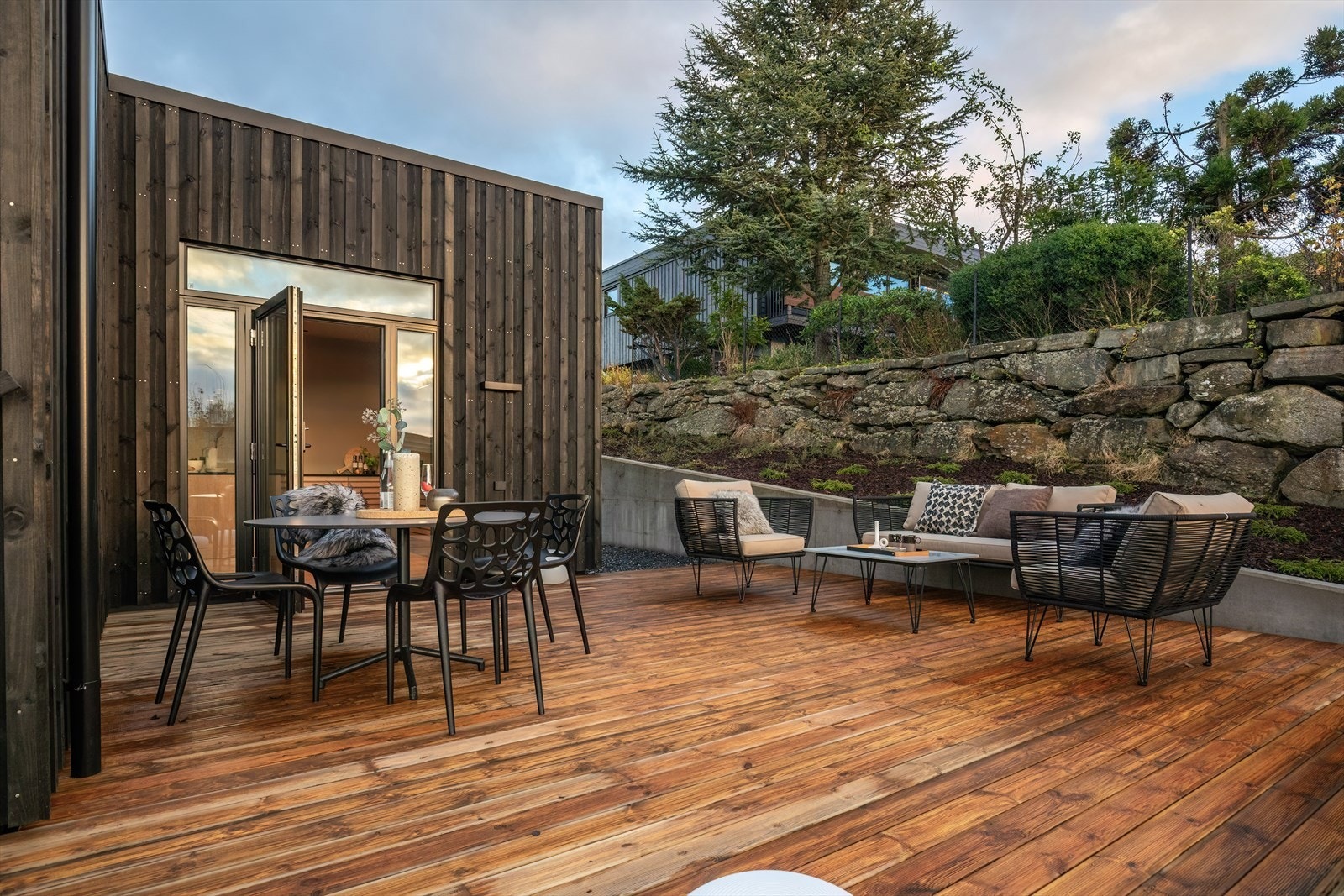 Lun terrasse, med både sol og utsikt Galleribilde