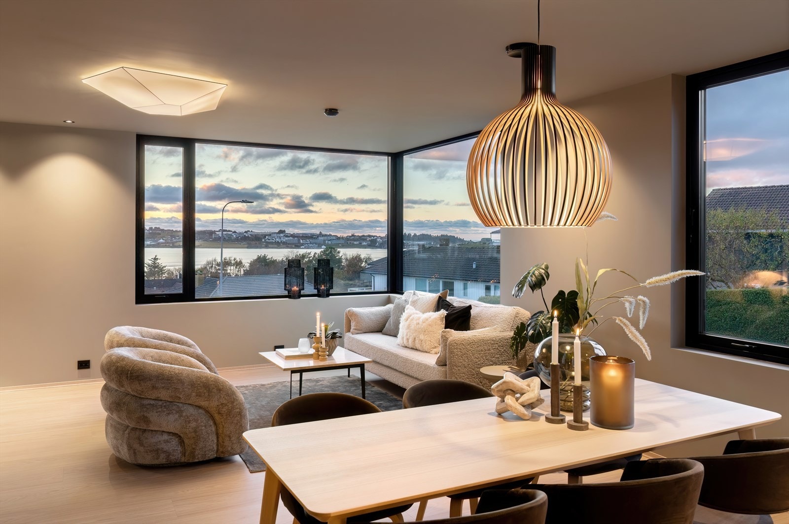 Materialvalgene går som en rød tråd gjennom boligen Galleribilde