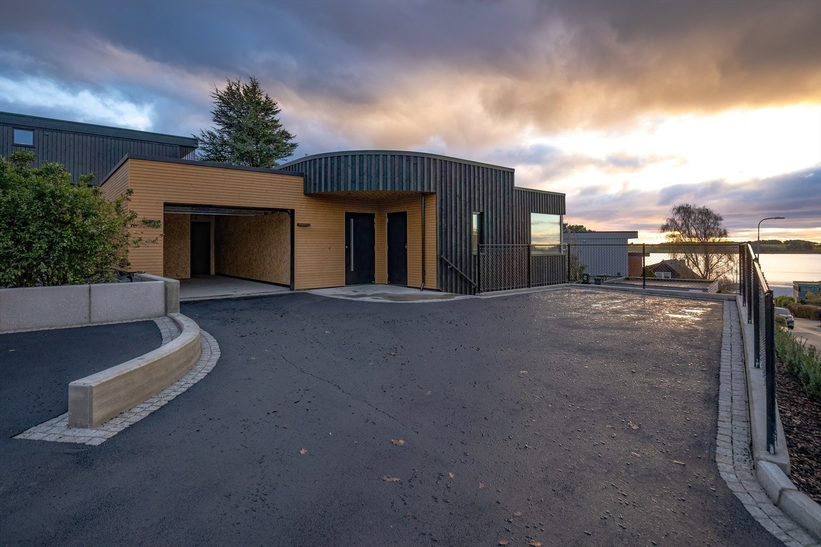 Boligen ligger fint til med sjøutsikt, og godt tilpasset i terrenget. Galleribilde