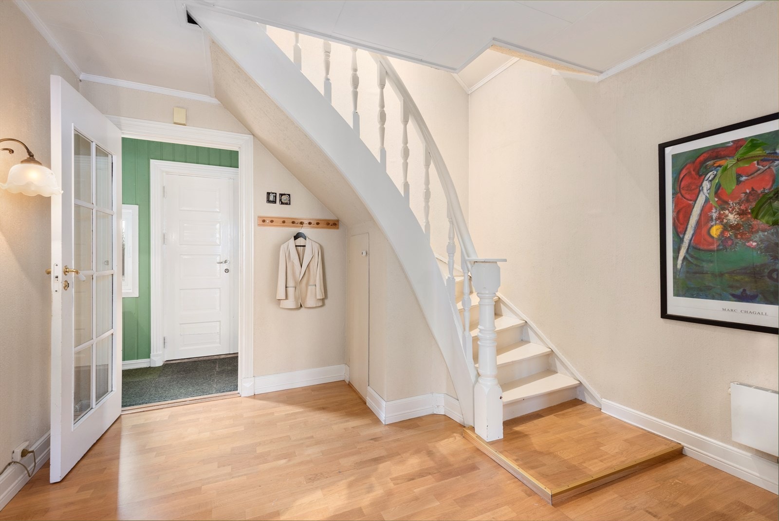 Planløsningen fra gangen har naturlig flyt videre til boligens oppholdsrom og trappeløp til boligens andre etasje. Galleribilde