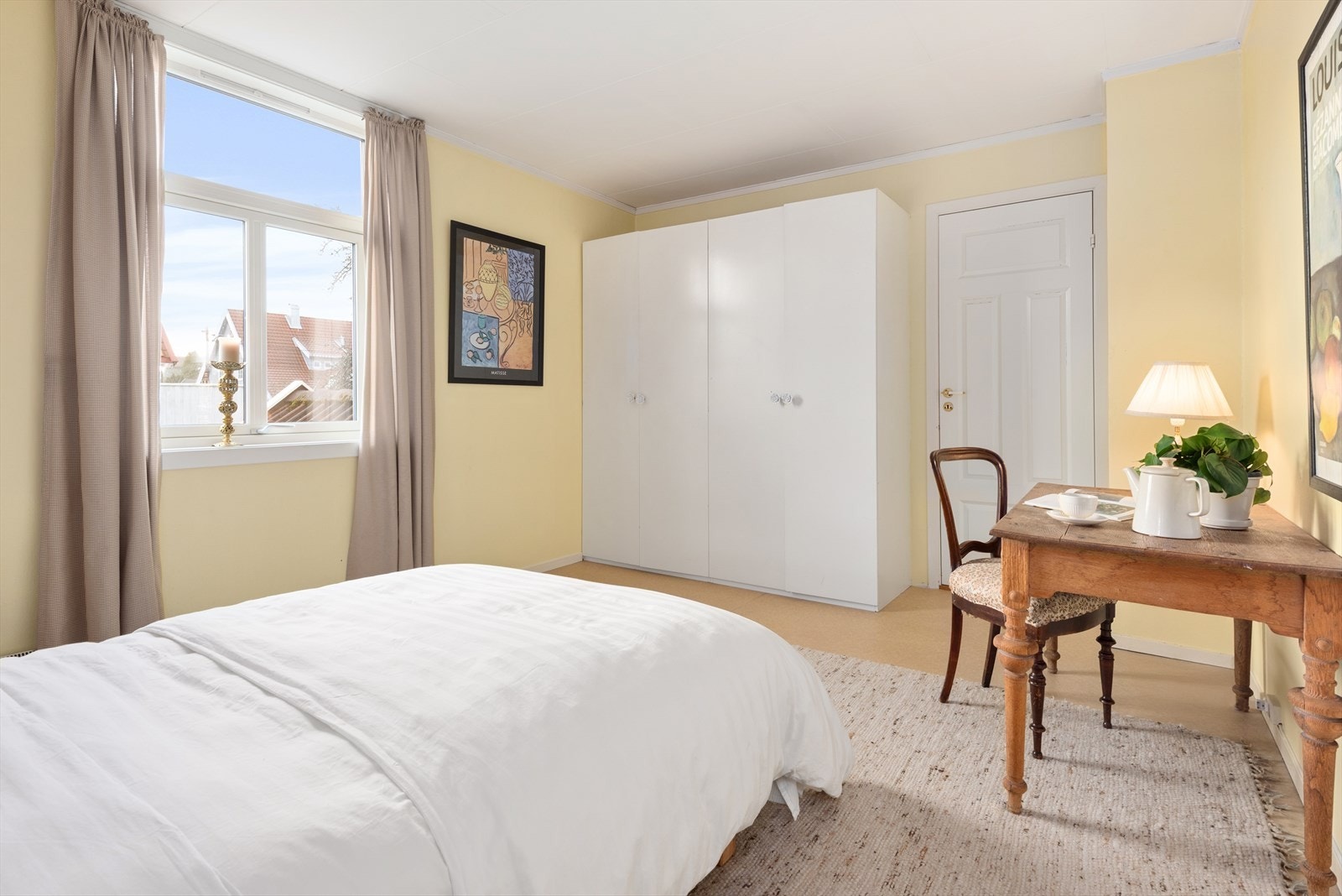 Soverommet fremstår romslig og har god plass til garderobeskap. Galleribilde