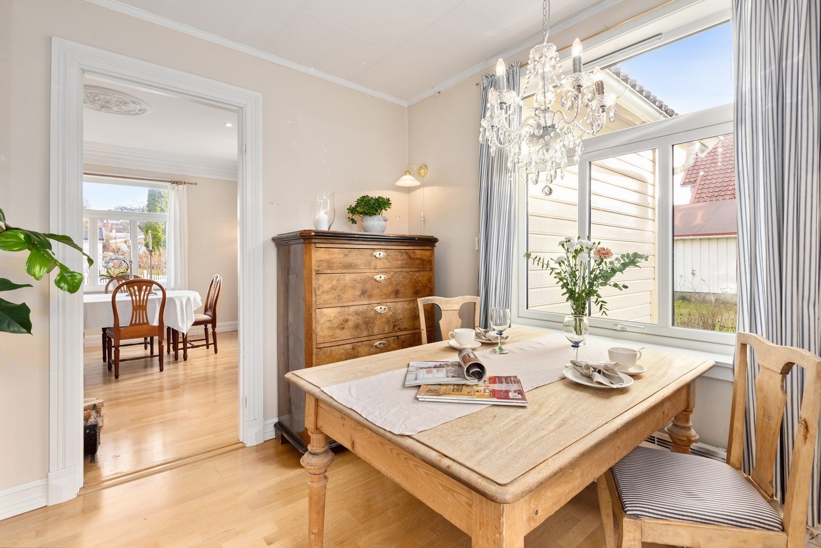 Kjøkkenrommet ligger i eget rom i tilknytning til stuen. Galleribilde