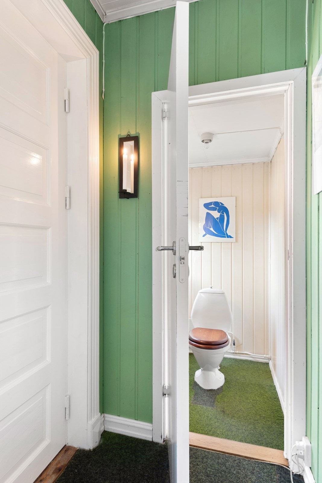 Toalettrommet ligger like ved inngangen og er innredet med toalett og servant. Galleribilde