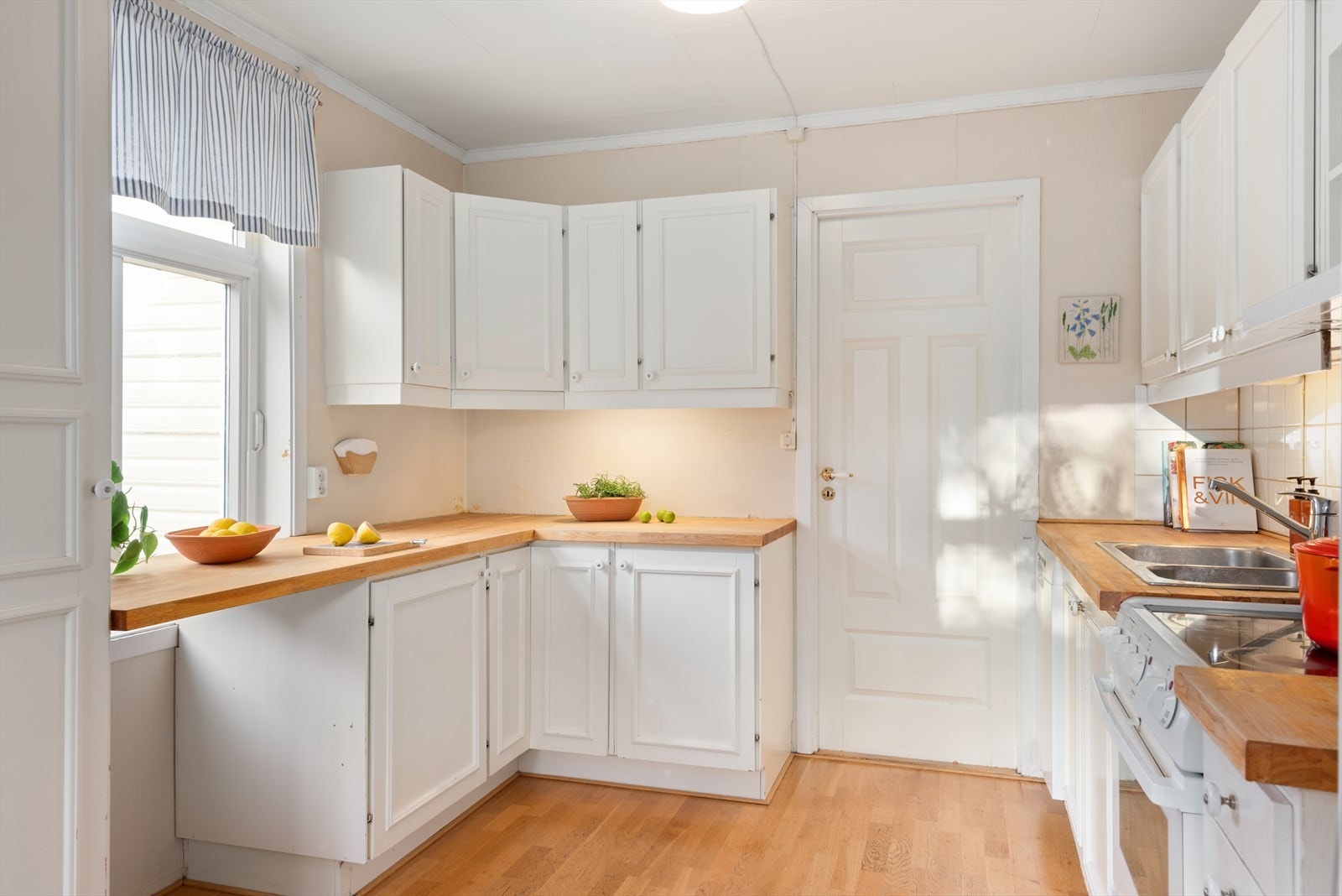 Rommet er avlangt med innredning på begge sider. Galleribilde