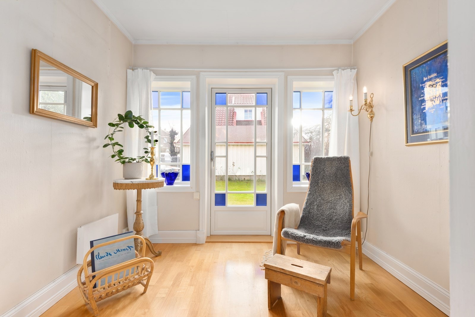 Denne delen av rommet egner seg spesielt godt som en hyggelig lesekrok, med fint lysinnslipp fra sprossevinduene og utsyn mot egen hage. Galleribilde