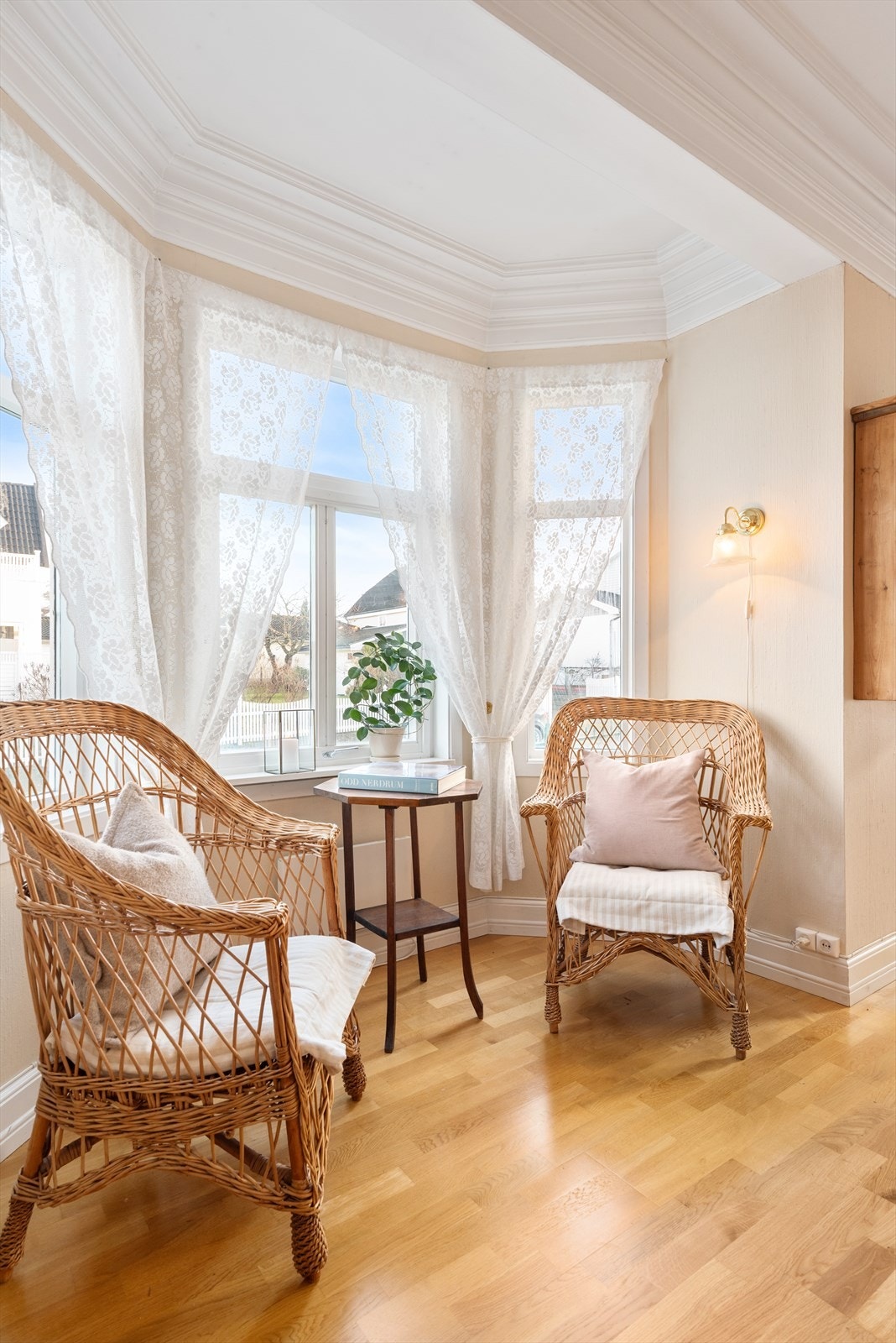 Koselig karnapp med flott lysinnslipp og plass til sittegruppe. Galleribilde