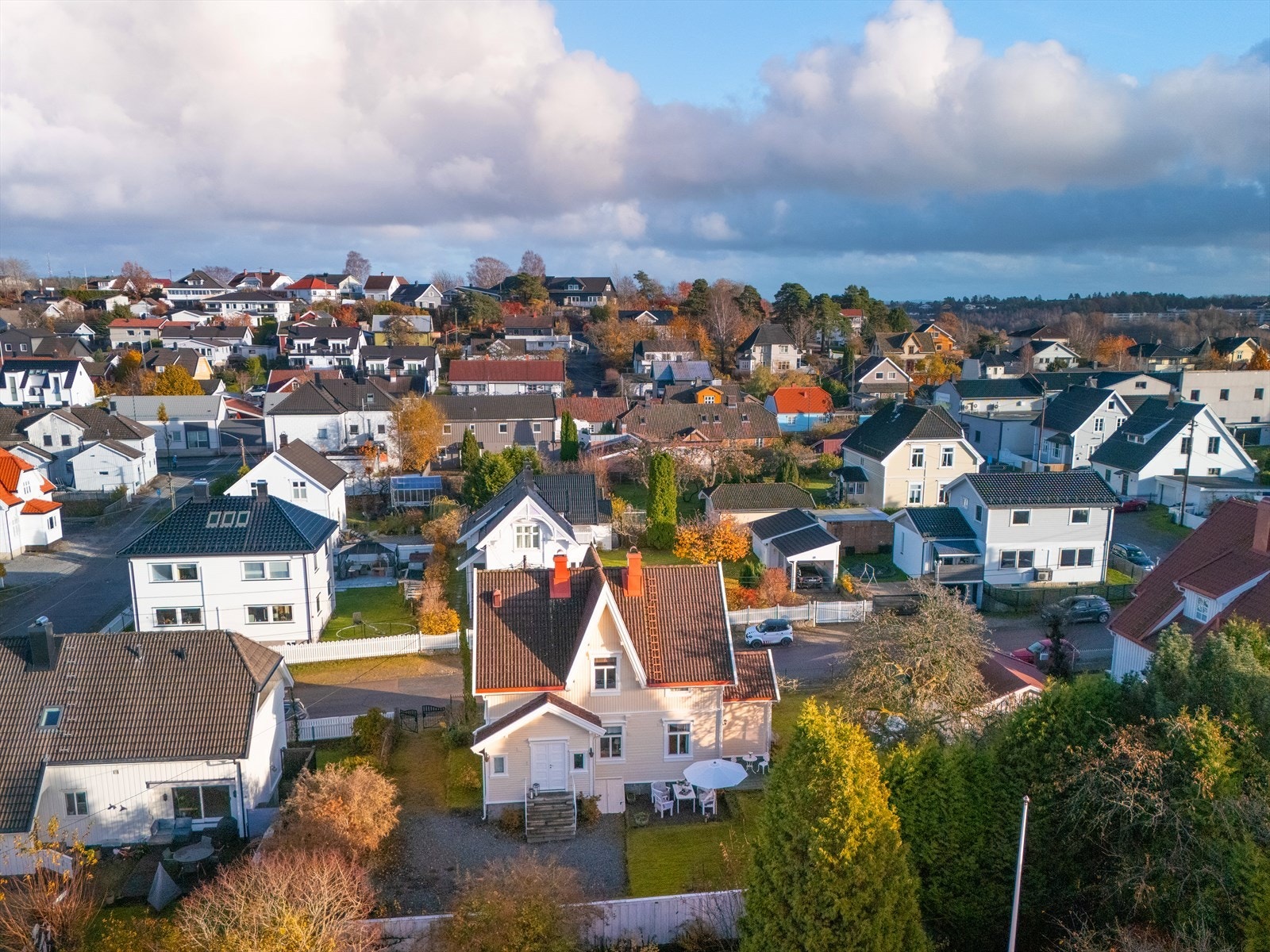 Her får du både ro og nærhet til det meste, med kort vei til skole, barnehage og servicetilbud. Vannet og sentrum nås enkelt til fots. Galleribilde