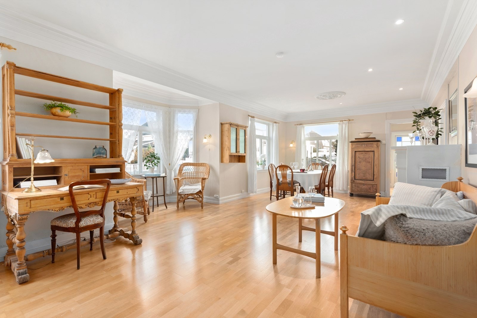 Utformingen er åpen og har en gjennomgående løsning med flere naturlige soner for både sofagruppe og spiseplass. Galleribilde