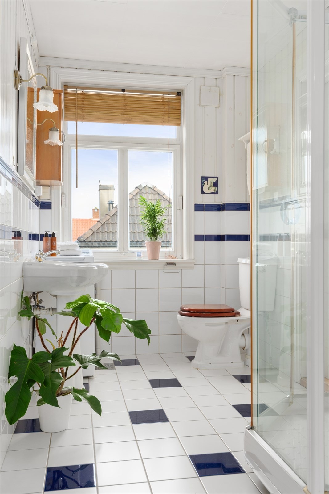 Badet i 2. etasje har flislagte overflater og gulvvarme. Galleribilde