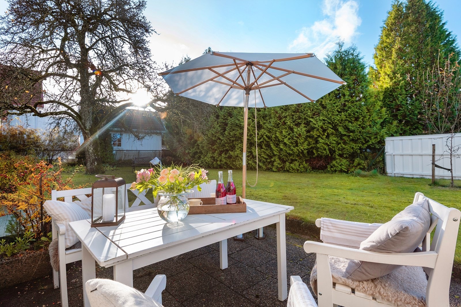 Boligen har nydelige og stemningsfulle uteplasser som inviterer til hyggelige kvelder og rolige stunder ute. Galleribilde