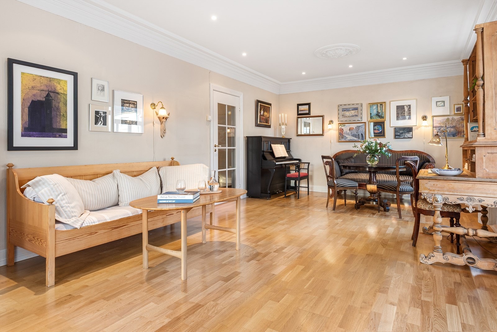 Stuen ble renovert rundt år 2000, med hevet himling, nye lister og rosetter, downlights, ny peis og nytt parkettgulv som strekker seg gjennom stue, kjøkken og gang. Galleribilde