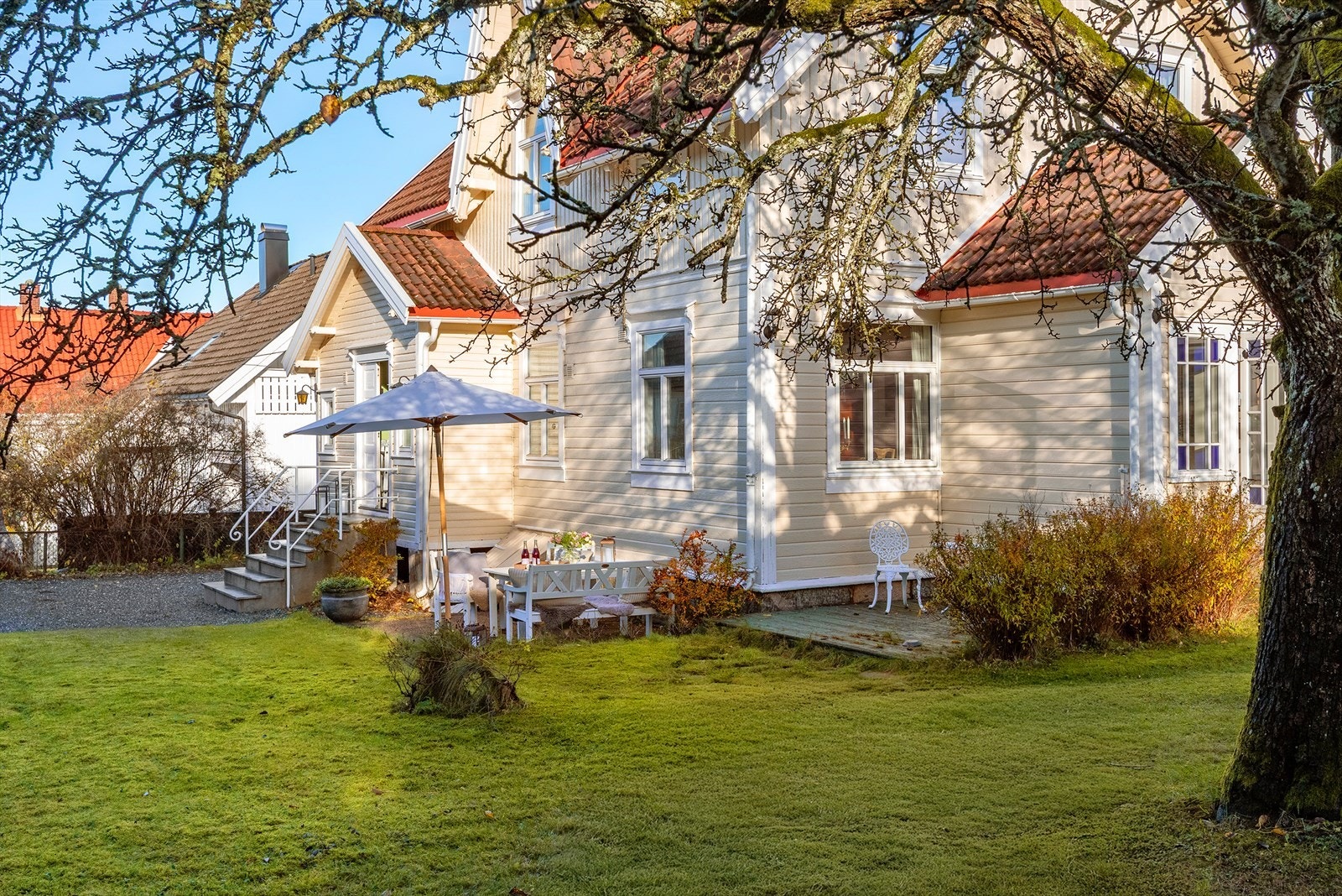 Innbydende uteområde med plass til både spisegruppe og avslapning. Galleribilde