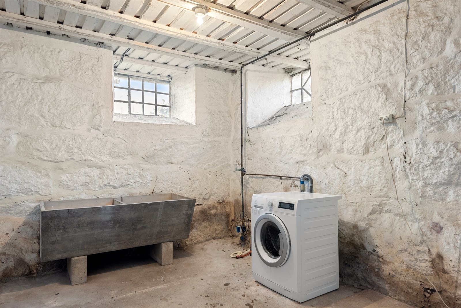 Kjelleren har adkomst via kjellerlem på husets bakside, plassert like ved inngangspartiet. Galleribilde