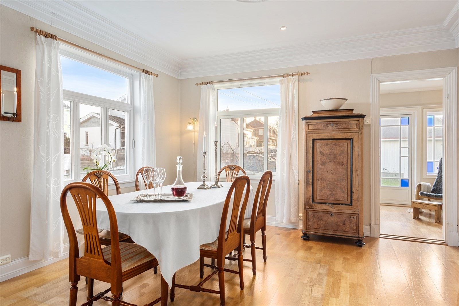 Her er det god plass til spisebord, med store vindusflater i flere retninger og naturlig overgang mot øvrige oppholdsrom. Galleribilde