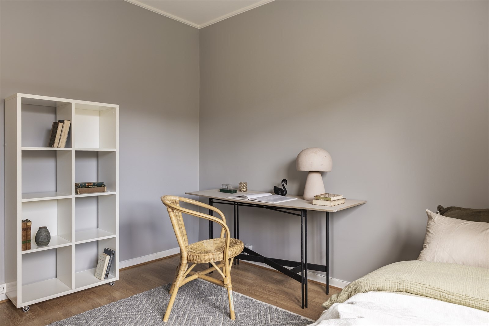 God plass til garderobeskap og skrivebord. Galleribilde