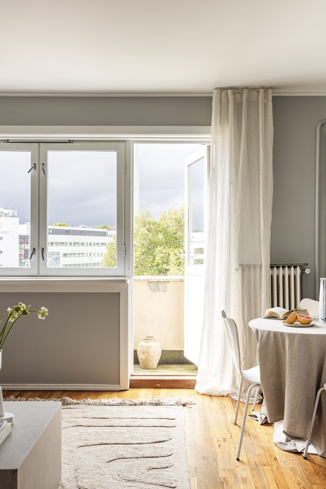 Store vindusflater som skaper mye naturlig lys. Galleribilde