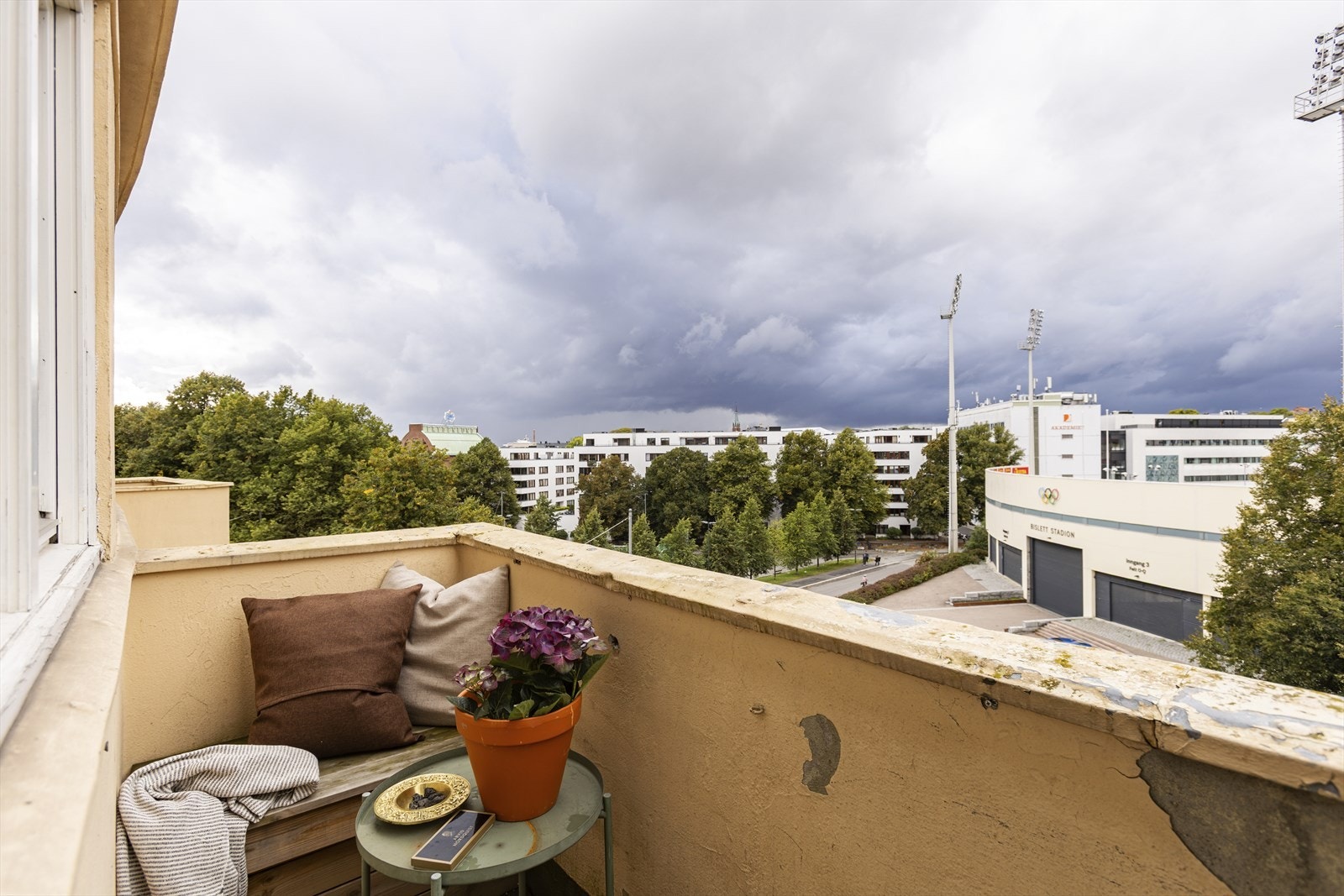 Balkongen ligger høyt og fritt med koselig utsyn. Galleribilde