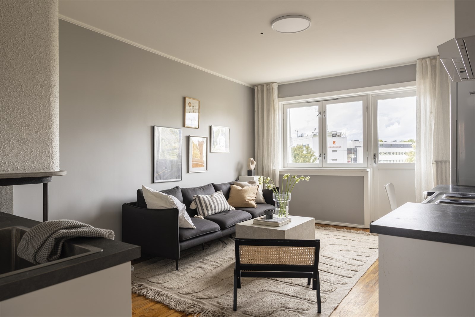 En lys og gjennomgående 4-roms leilighet. Galleribilde