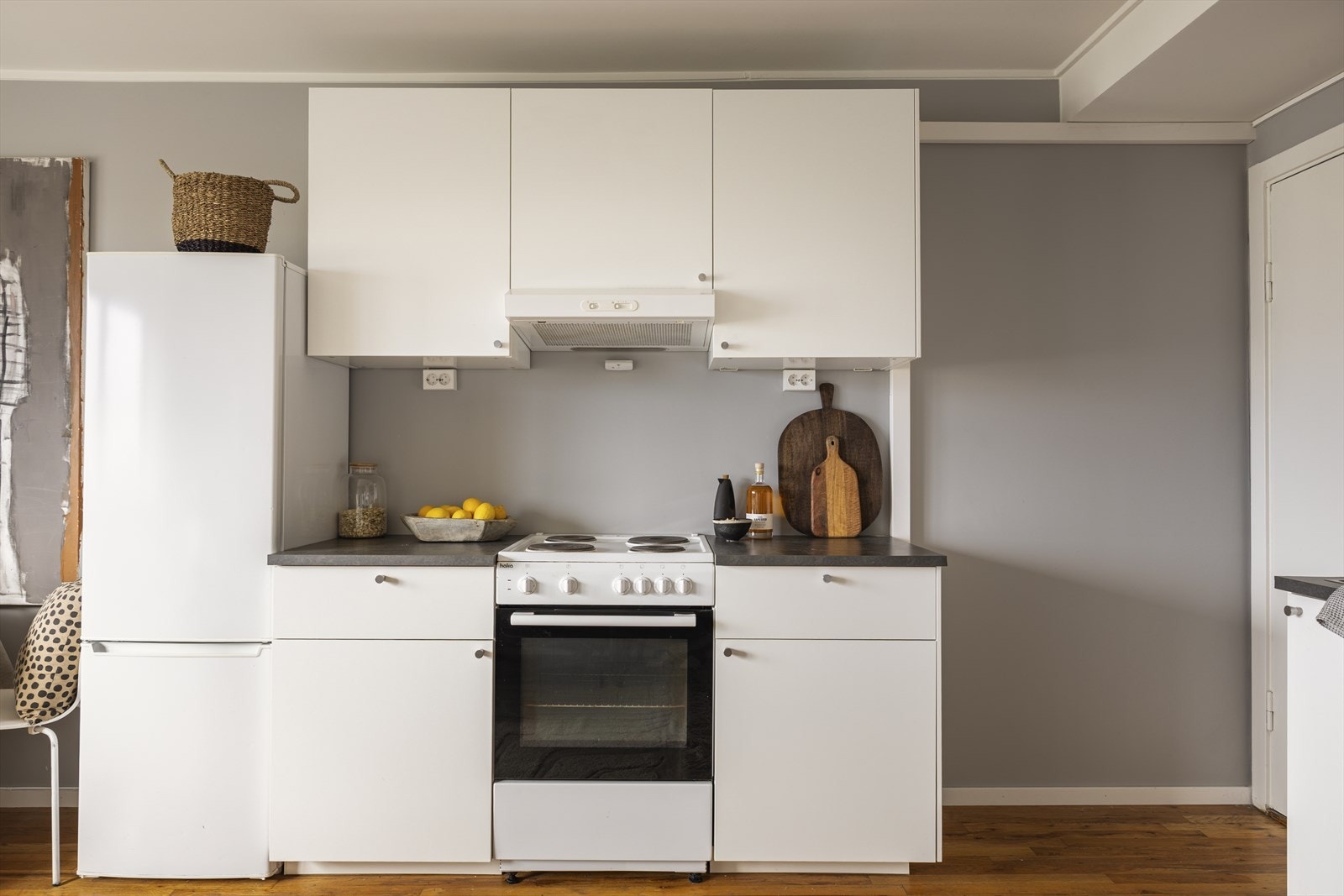 Kjøkkenet har innredning med glatte fronter. Galleribilde