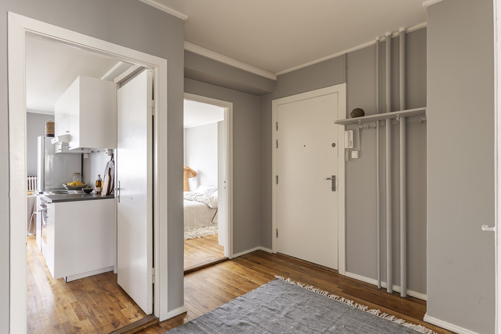 Inngangsparti. Det er både heis- og trappeadkomst til etasjen boligen ligger i. Galleribilde