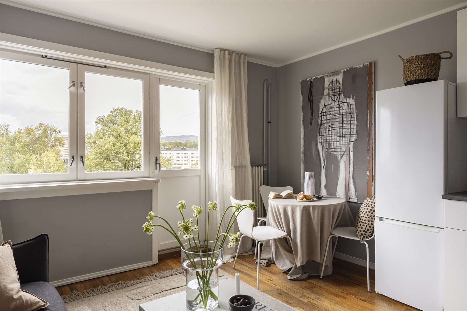 I stuen er det plass til både sittegruppe og spisebord. Galleribilde