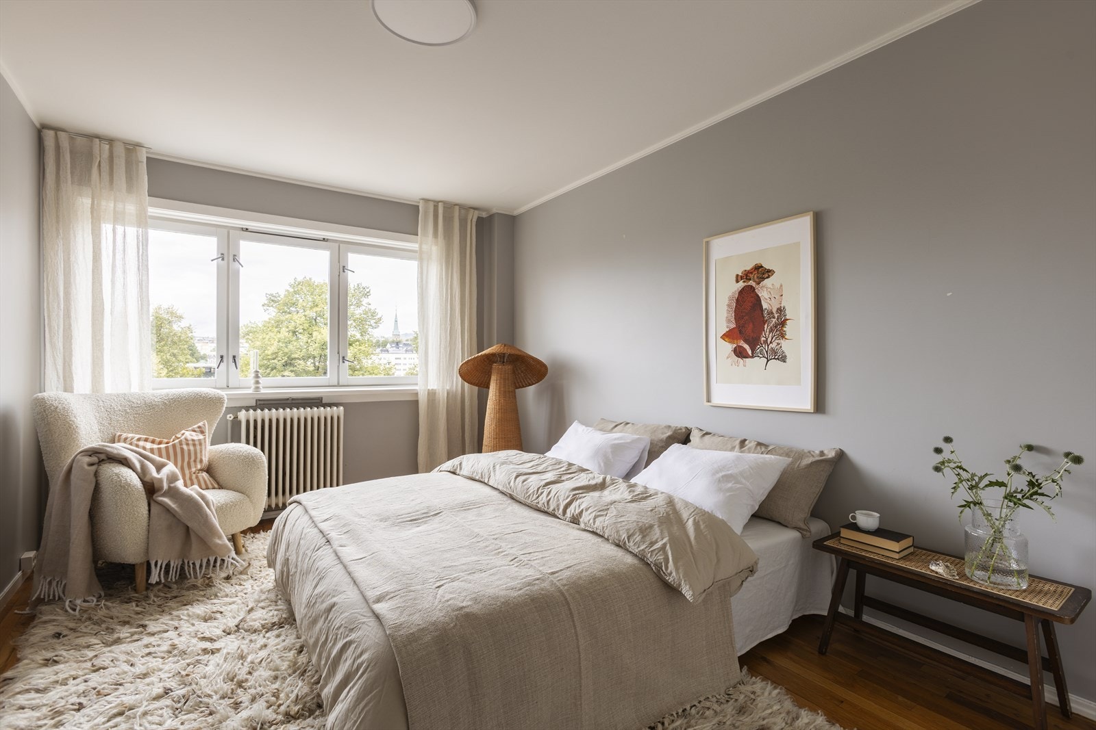 Hovedsoverommet er av god størrelse med plass til dobbeltseng med nattbord på hver side. Galleribilde