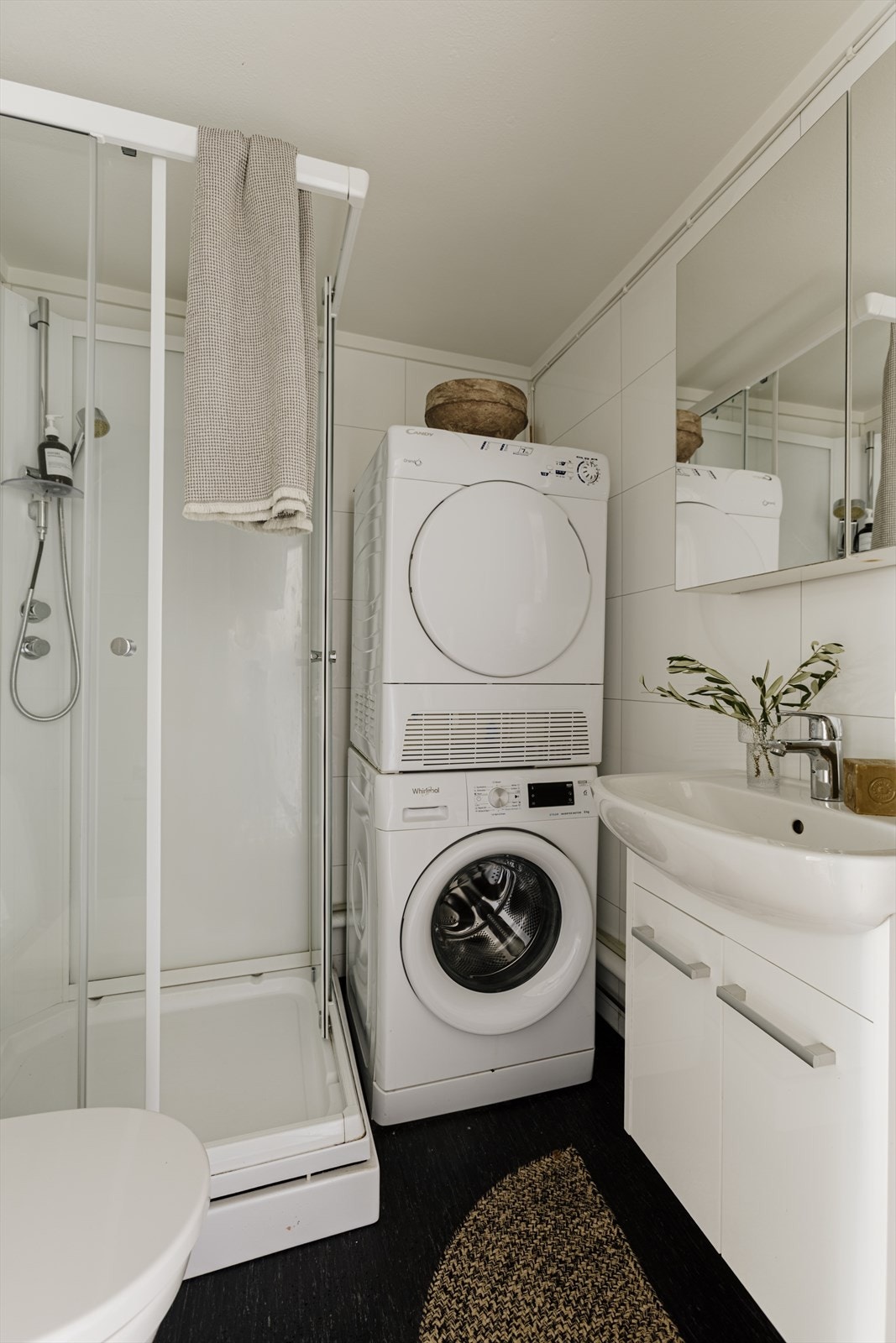 Baderommet er utstyrt med dusjkabinett, servant med skap under, speil over servant med skap og toalett. Det er opplegg til vaskemaskin på badet. Galleribilde