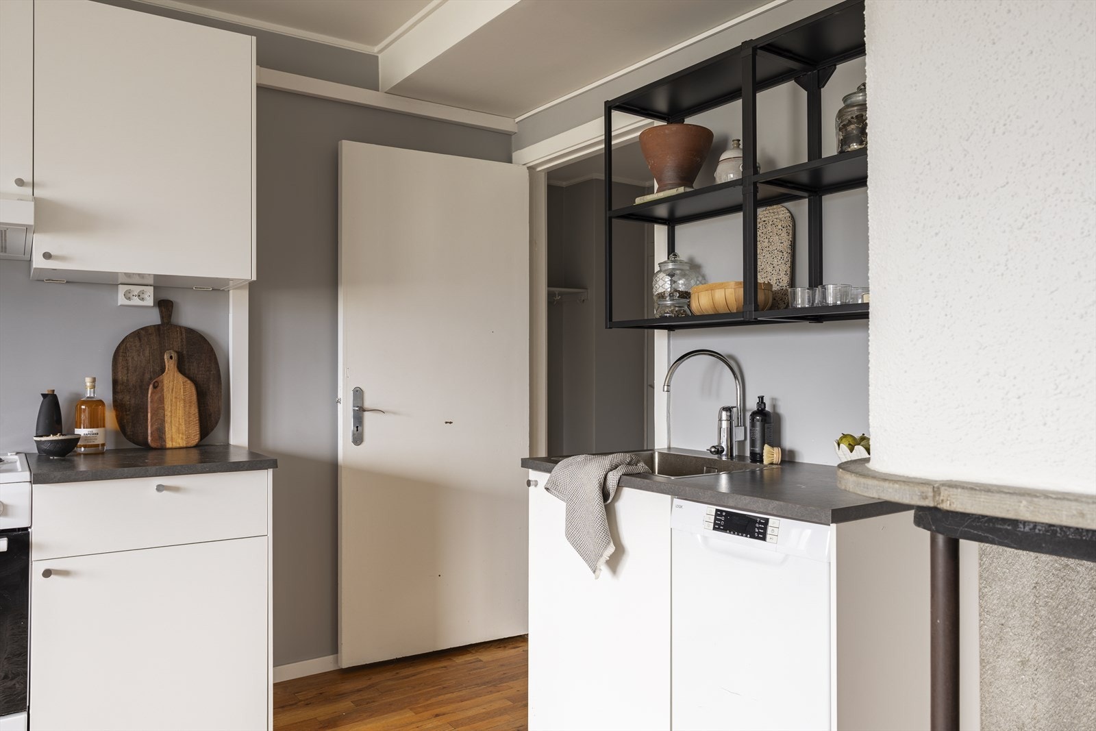 Benkeplaten er av laminat. Det er kjøl/fryseskap, oppvaskmaskin og komfyr. Det er kjøkkenventilator med kullfilter. Galleribilde