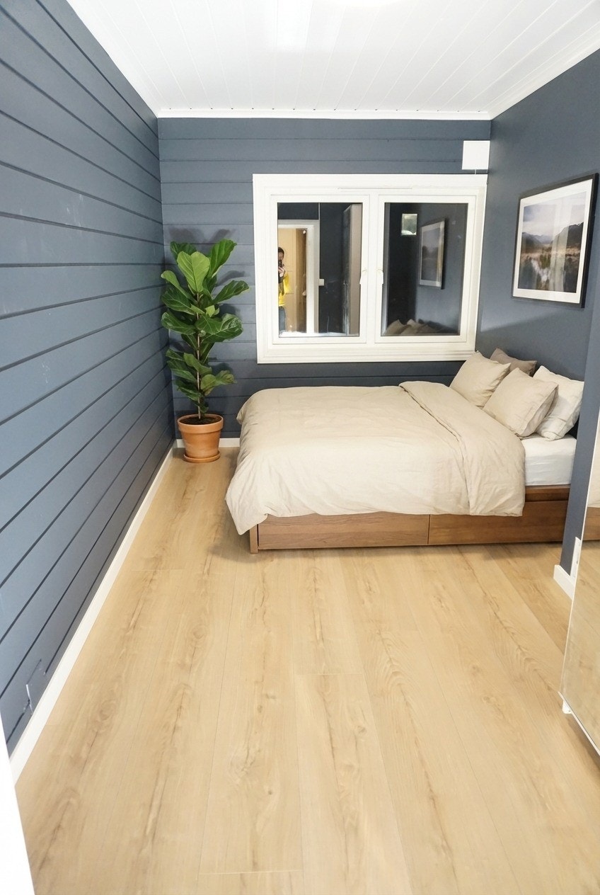Soverom 1 med god plass til dobbeltseng. (Møbler og interiør er AI generert) Galleribilde