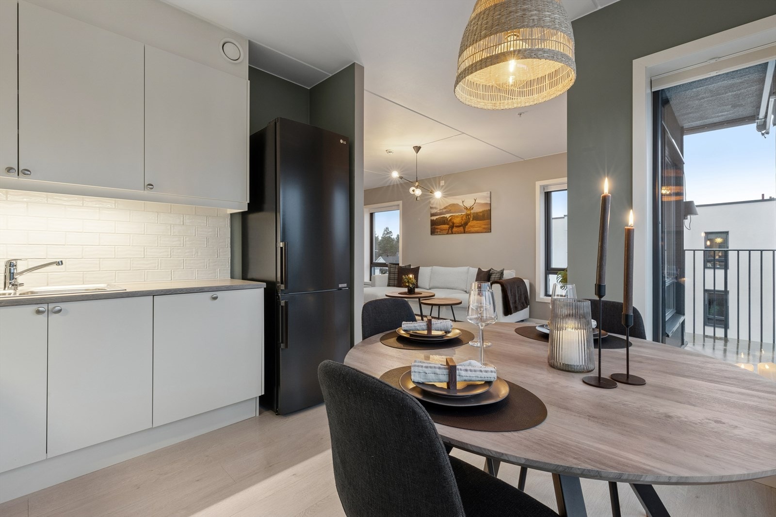 Stilrent kjøkken fra 2019 med moderne innredning. Galleribilde