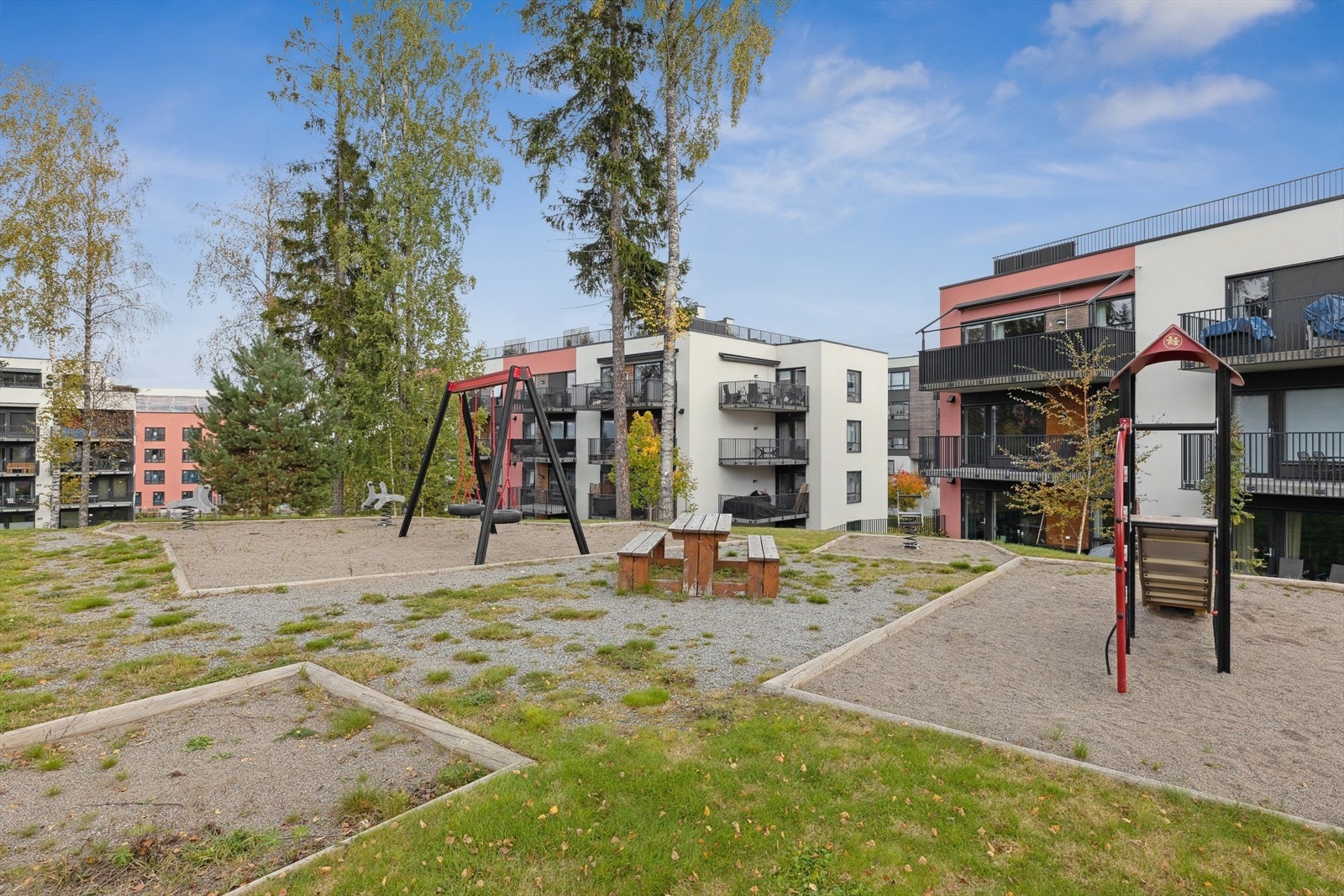 Område har fine uteplasser og det er kort vei til turområder. Galleribilde