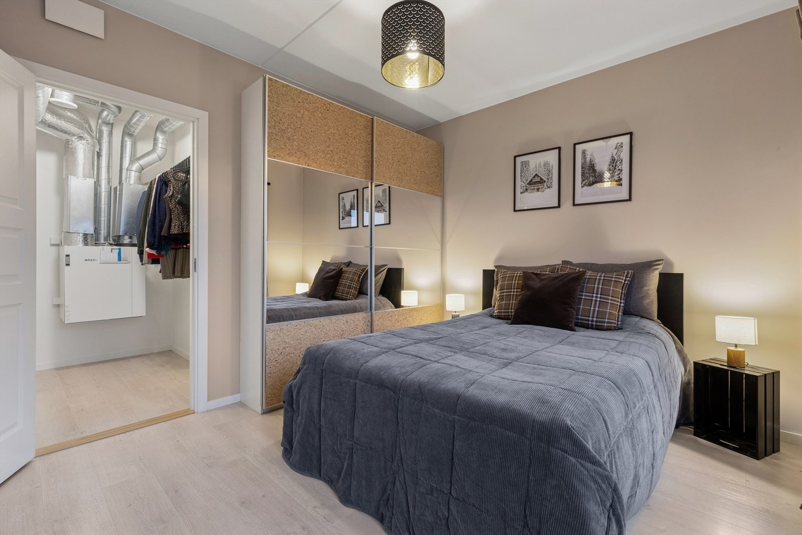Videre fra soverommet har du en bod som bruker som kan benyttes som walk-in closet. Galleribilde