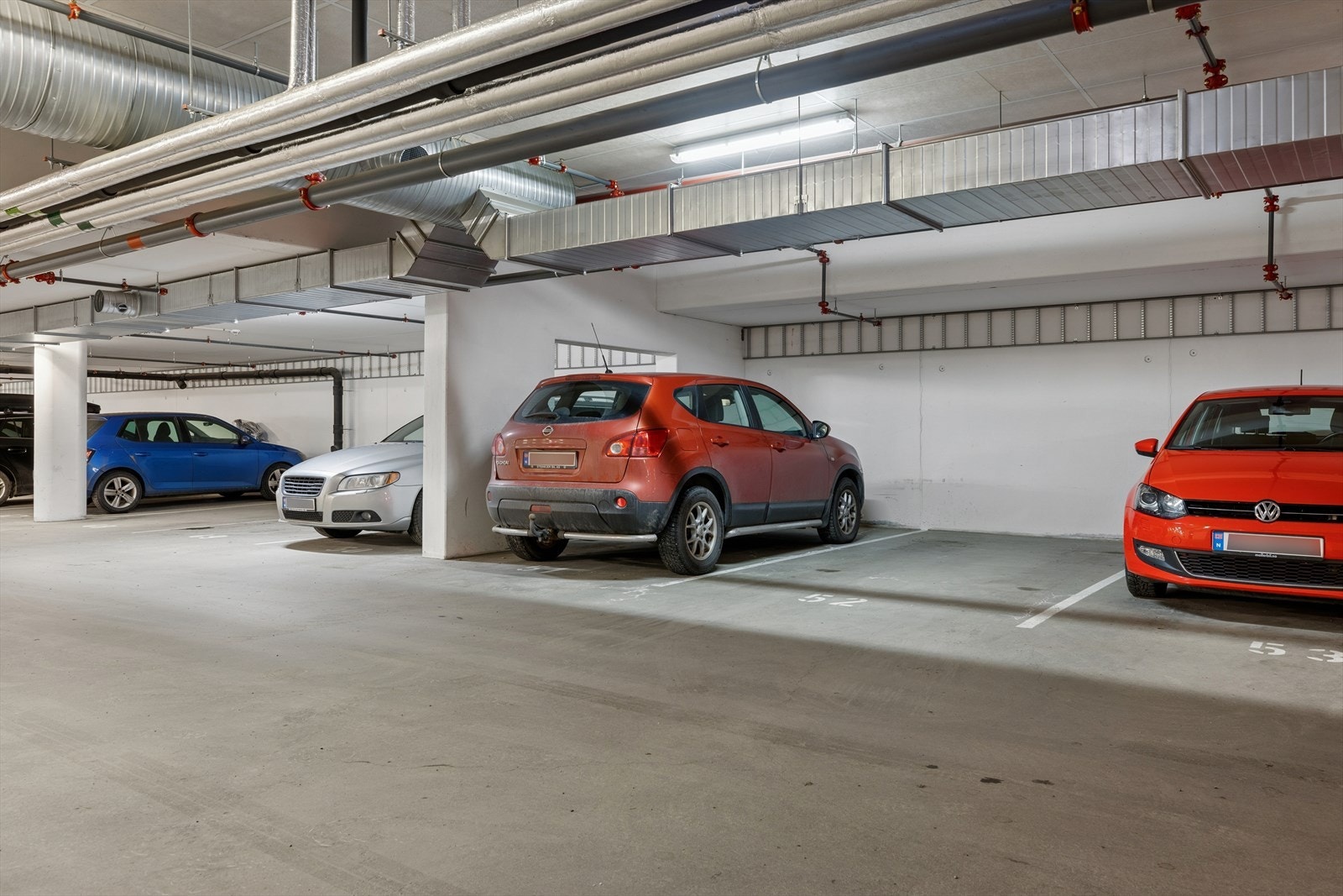 Parkeringsplass i kjeller medfølger leiligheten. Galleribilde