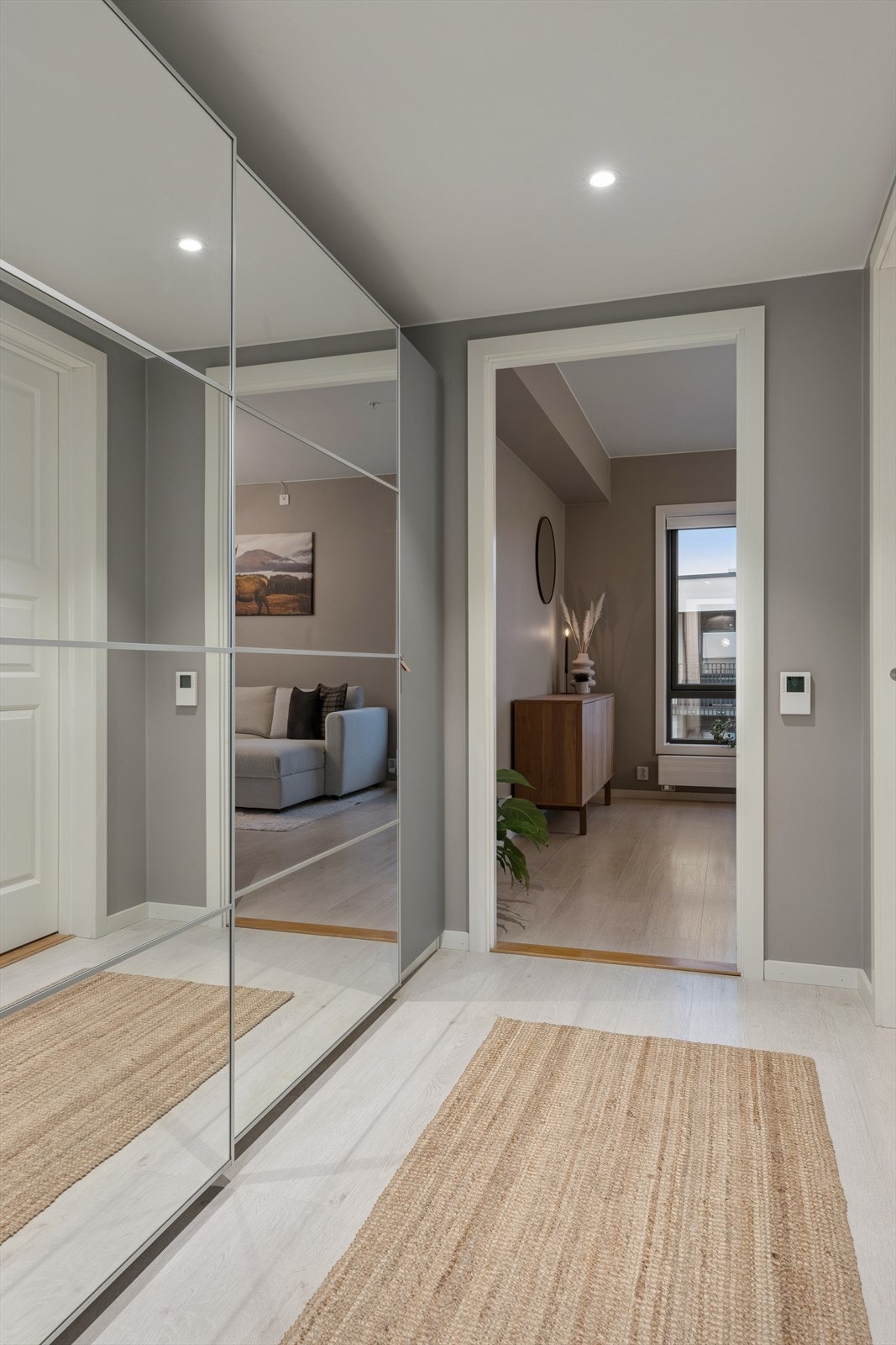 Det er stor skyvedørsgarderobe som har rikelig med plass til oppbevaring av tøy. Galleribilde
