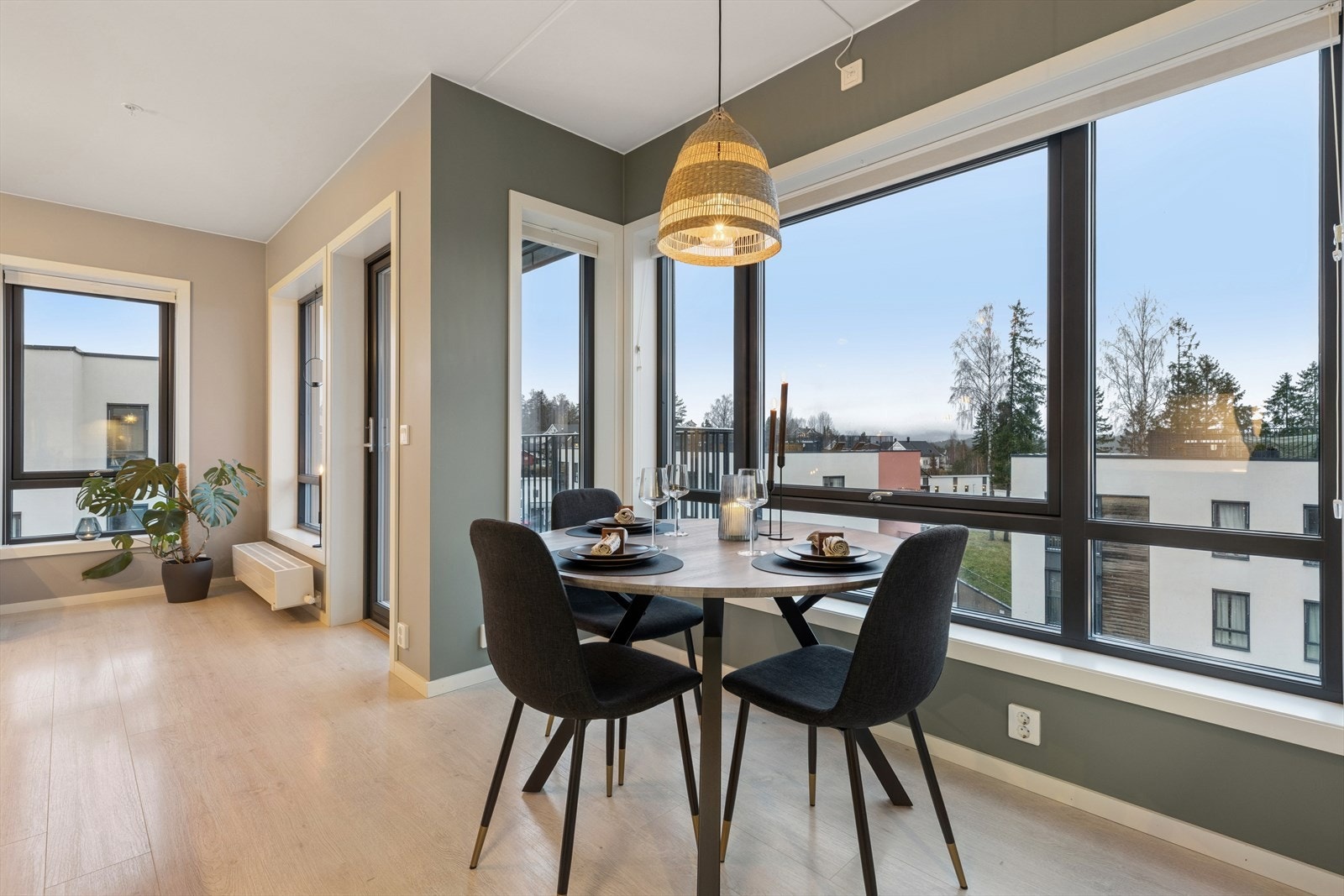 I denne åpne løsningen så er det mer enn nok plass til en spisegruppe. Galleribilde