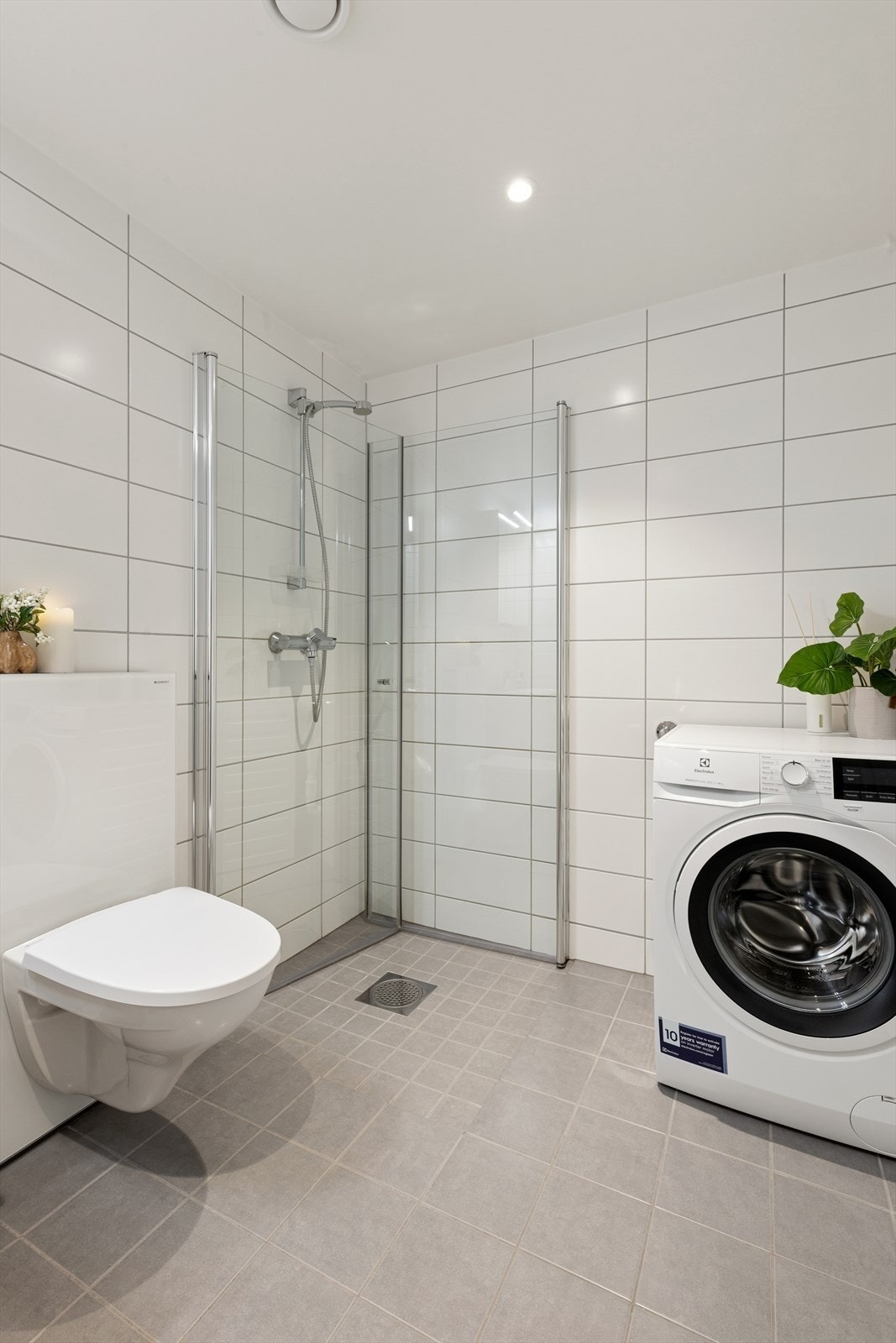 Badet har rikelig med plass og det er gulvvarme. Galleribilde