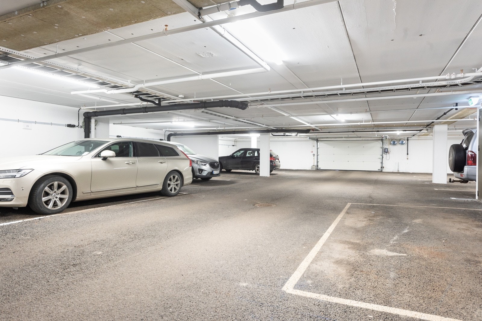 Heis ned til parkeringsplass i felles garasjeanlegg Galleribilde