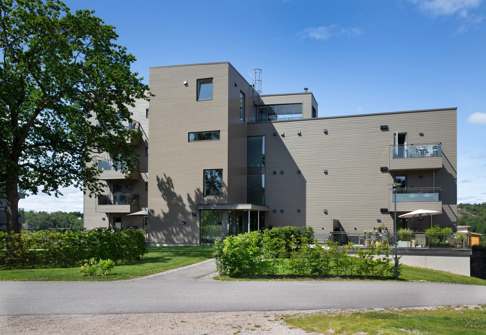 Veletablert og trivelig bomiljø med privat strand kun i 3 minutters gange fra leiligheten Galleribilde