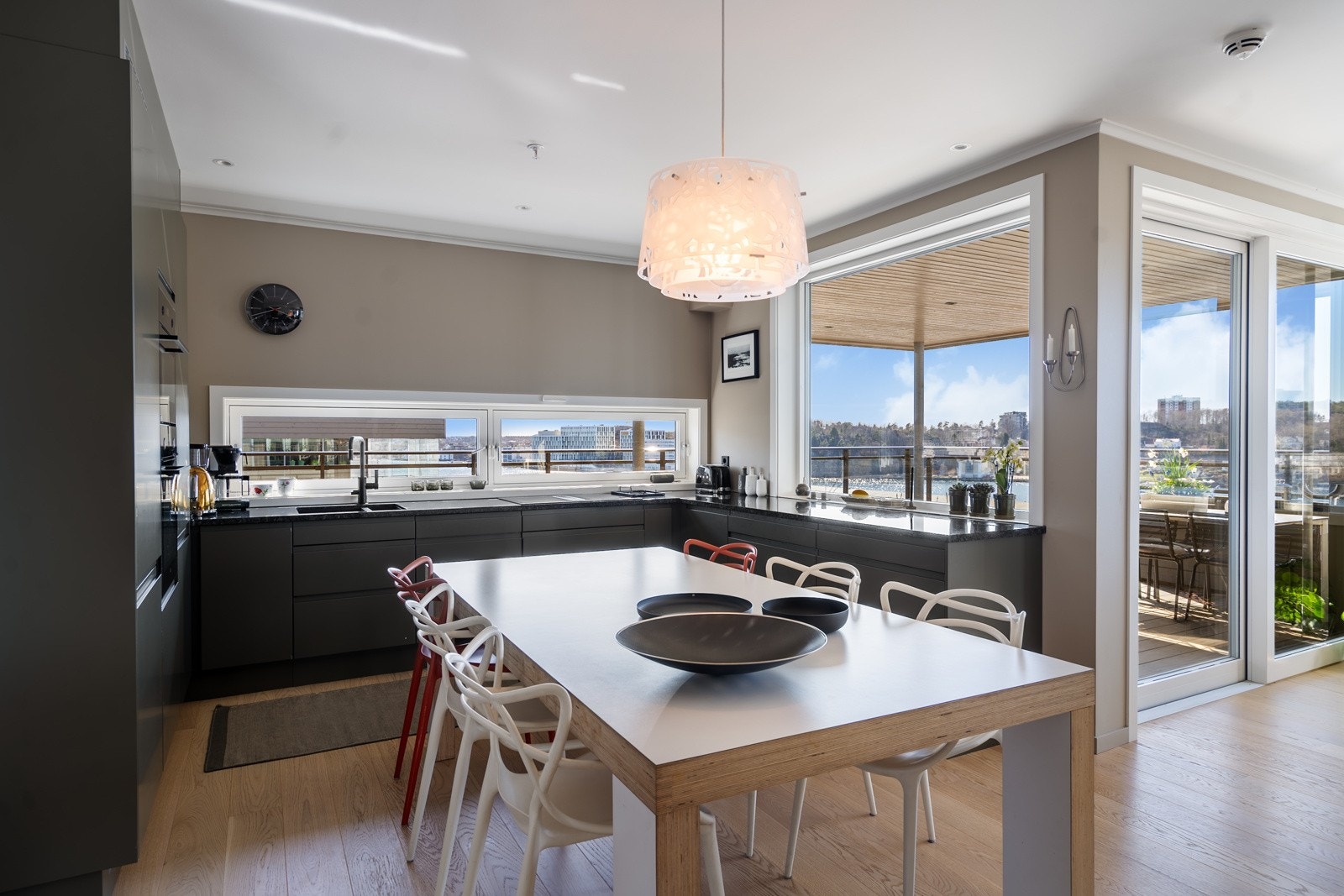 Stilrene, slette fronter og solid benkeplate av stein Galleribilde