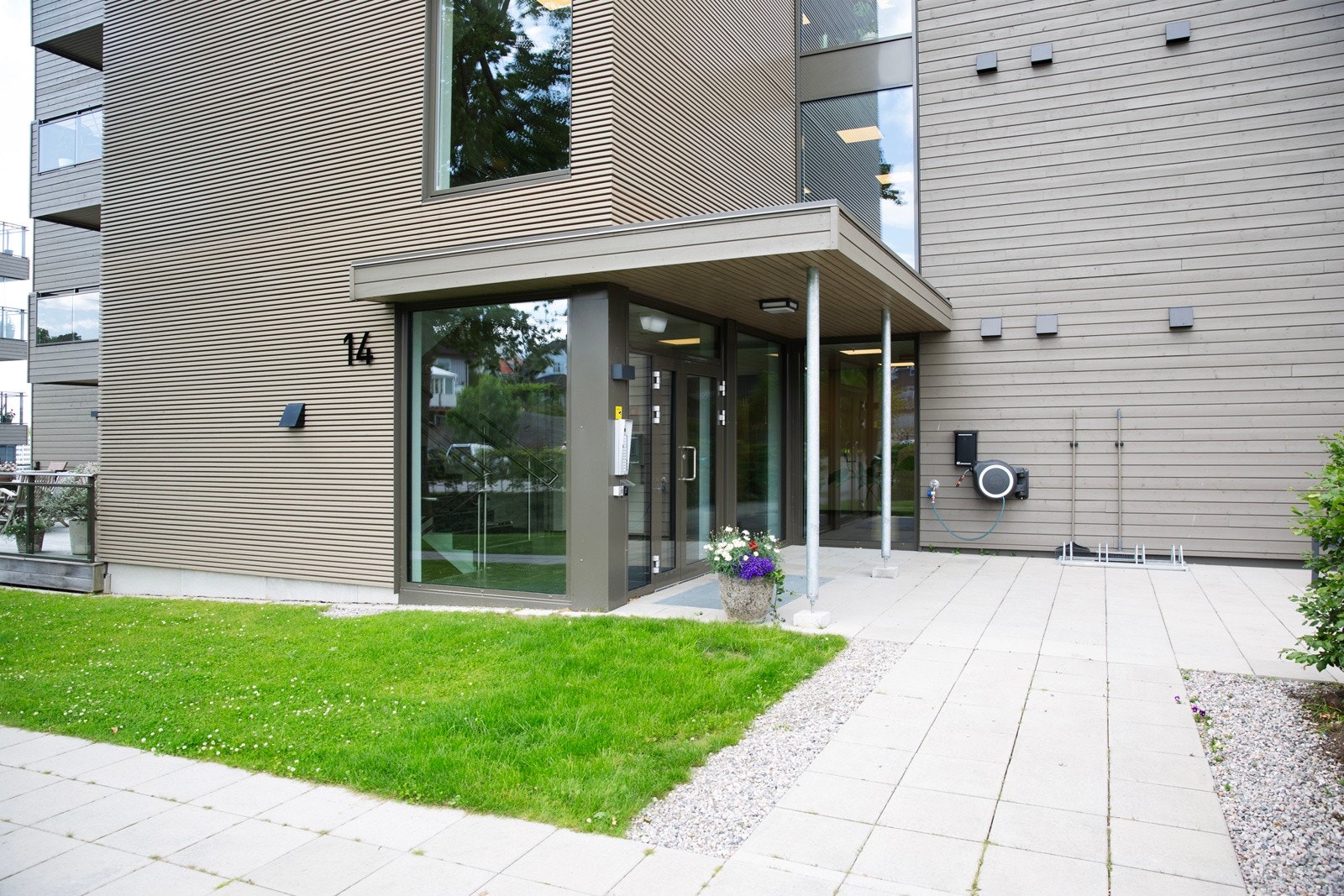 Enkel adkomst med heis fra bakkeplan og garasjeanlegget Galleribilde