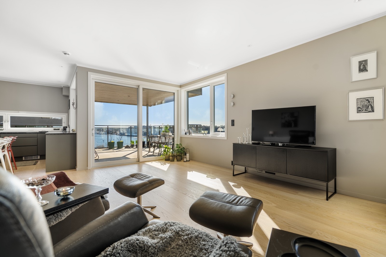 Fra stue / kjøkken med utgang via skyvedører til stor vestvendt balkong Galleribilde