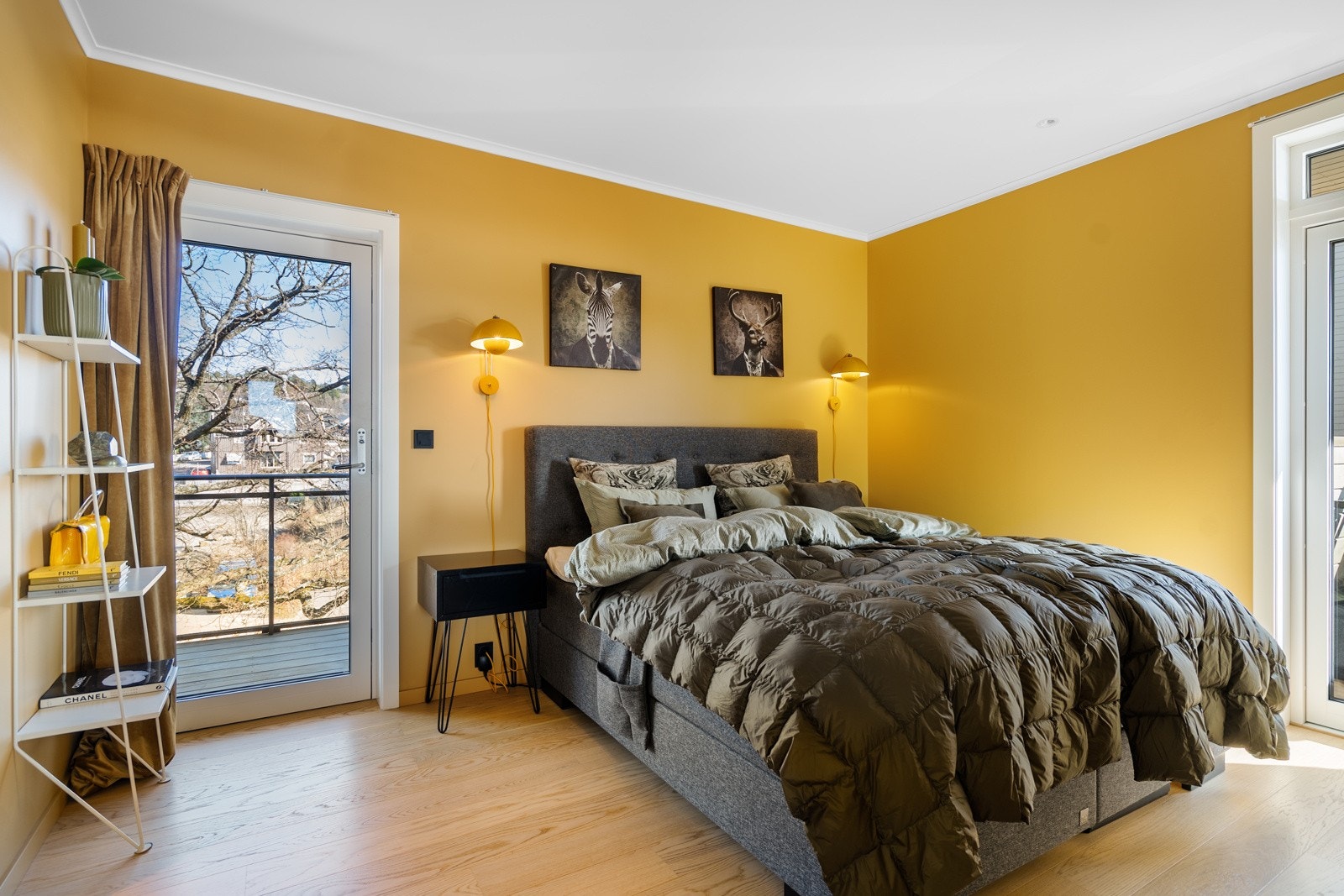 Privat hovedsoverom med utgang til både egen balkong samt til balkongen mot syd/vest Galleribilde