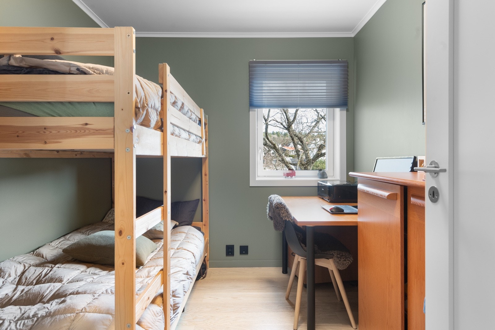 Gjesterommet er lyst og innbydende. Her kan du gi dine gjester et hyggelig opphold. Eventuelt et perfekt rom for hjemmekontor Galleribilde