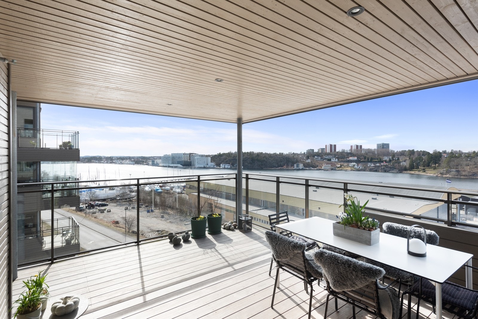 Se sjø og himmel gå i ett i horisonten fra den solrike balkongen mot syd/vest. Galleribilde