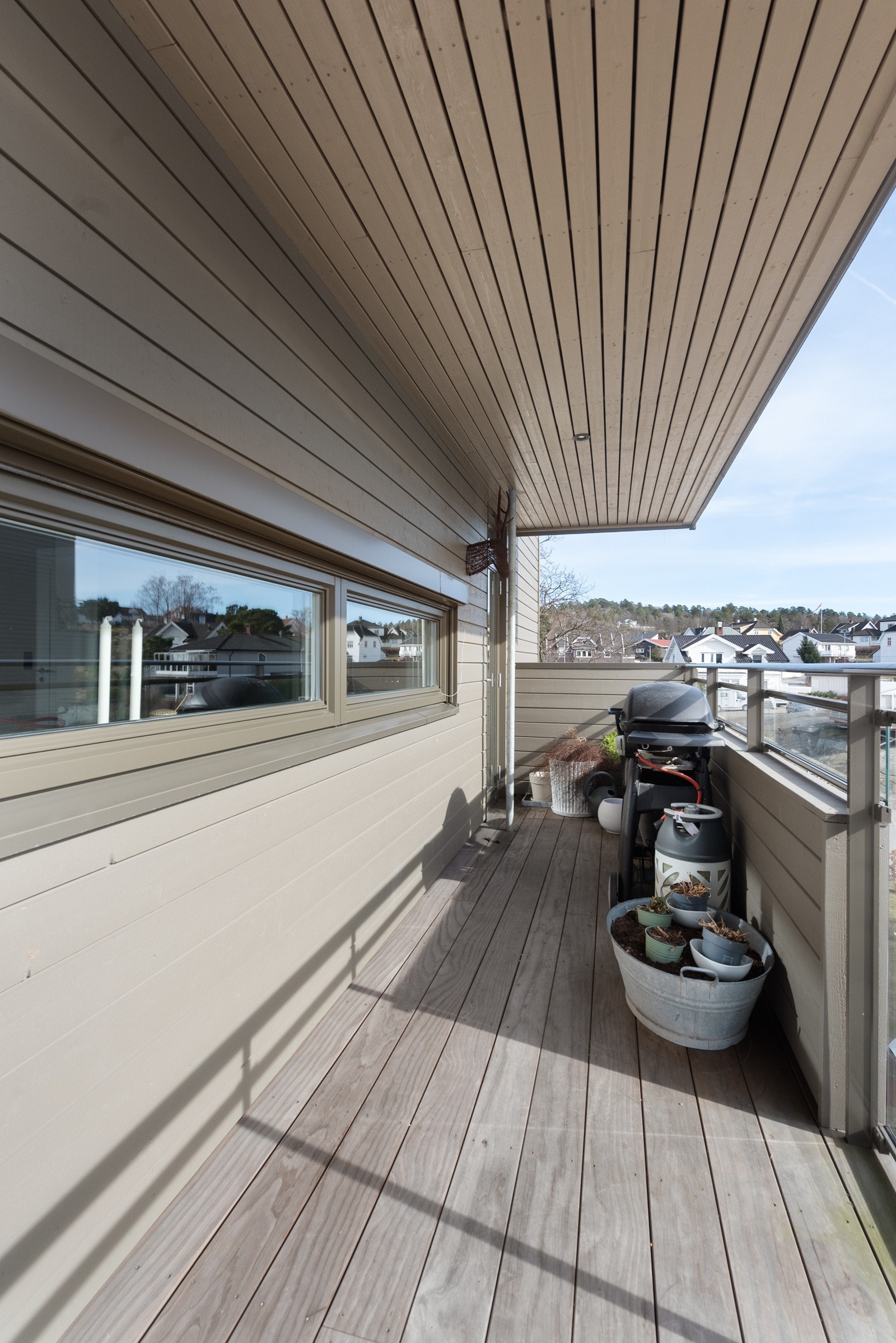 Balkongen strekker seg rundt fasaden fra vest mot sør og til øst Galleribilde